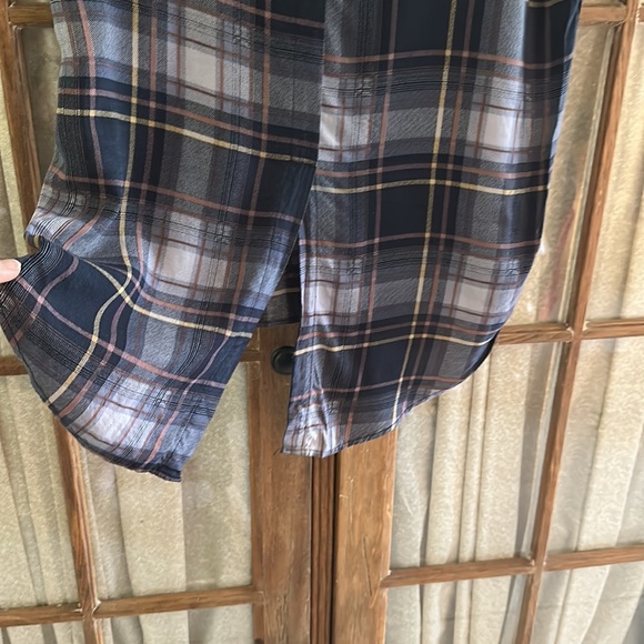 Bobeau plaid tunic top with slit in back - Picture 5 of 8